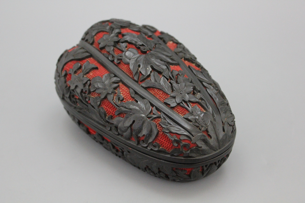 Boite en laque noir et rouge sculpt&eacute;e de Chine,19e-20e