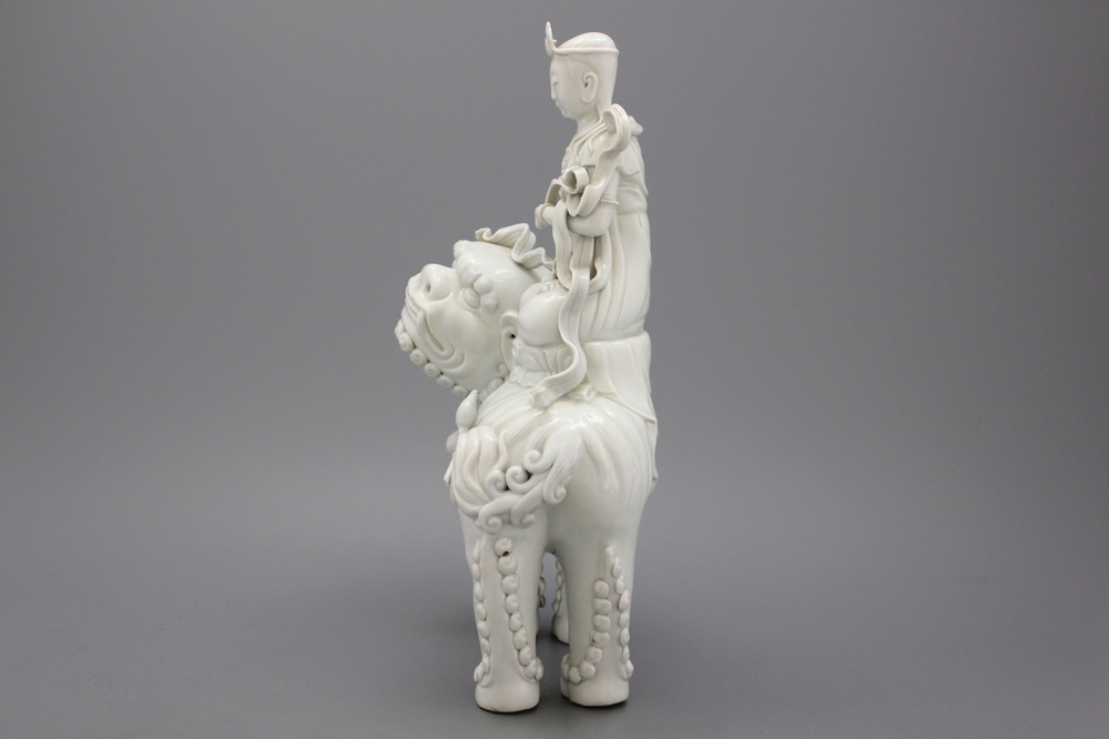 Tr&egrave;s fine figure de Manjusri, assise sur un lion, en porcelaine blanc-de-chine de Dehua, d&eacute;but-mi 20e
