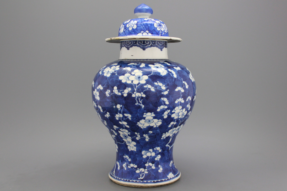 Blauw en witte vaas met deksel in Chinees porselein, Kangxi, 1661-1722