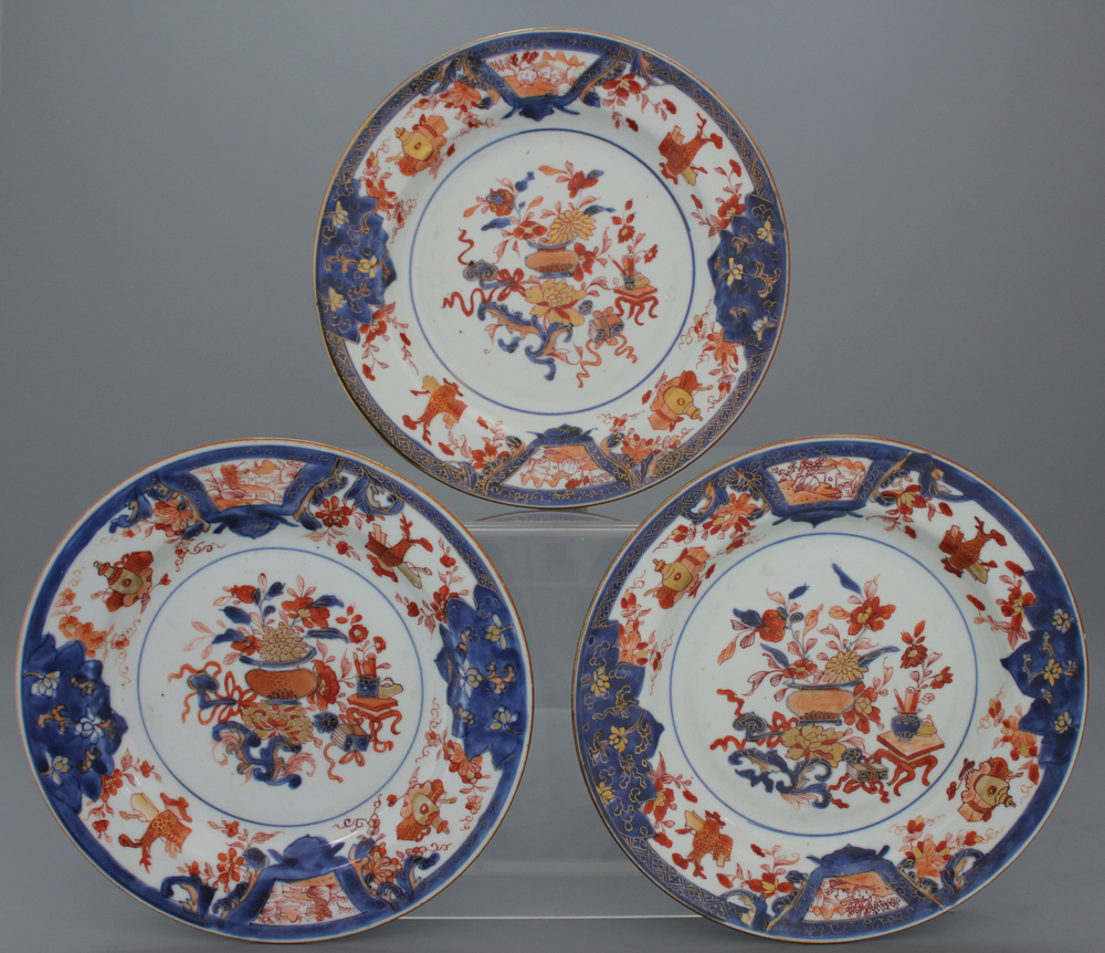A set of 3 Chinese porcelain Imari plates, 18th C.