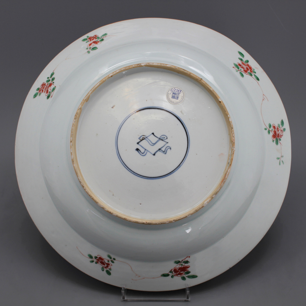 Grote schotel met bleu poudr&eacute; fond, Kangxi, famille verte, ca. 1690