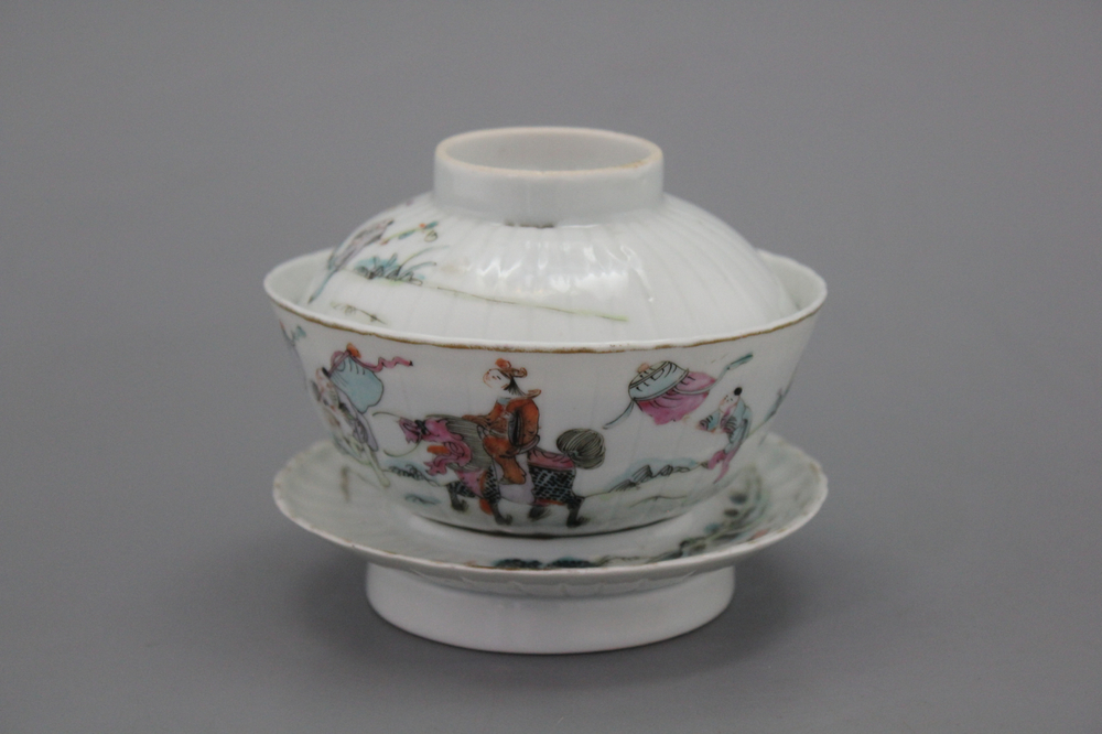 Bol &agrave; th&eacute; type 'gaiwan' en porcelaine chinoise, famille rose, 19e
