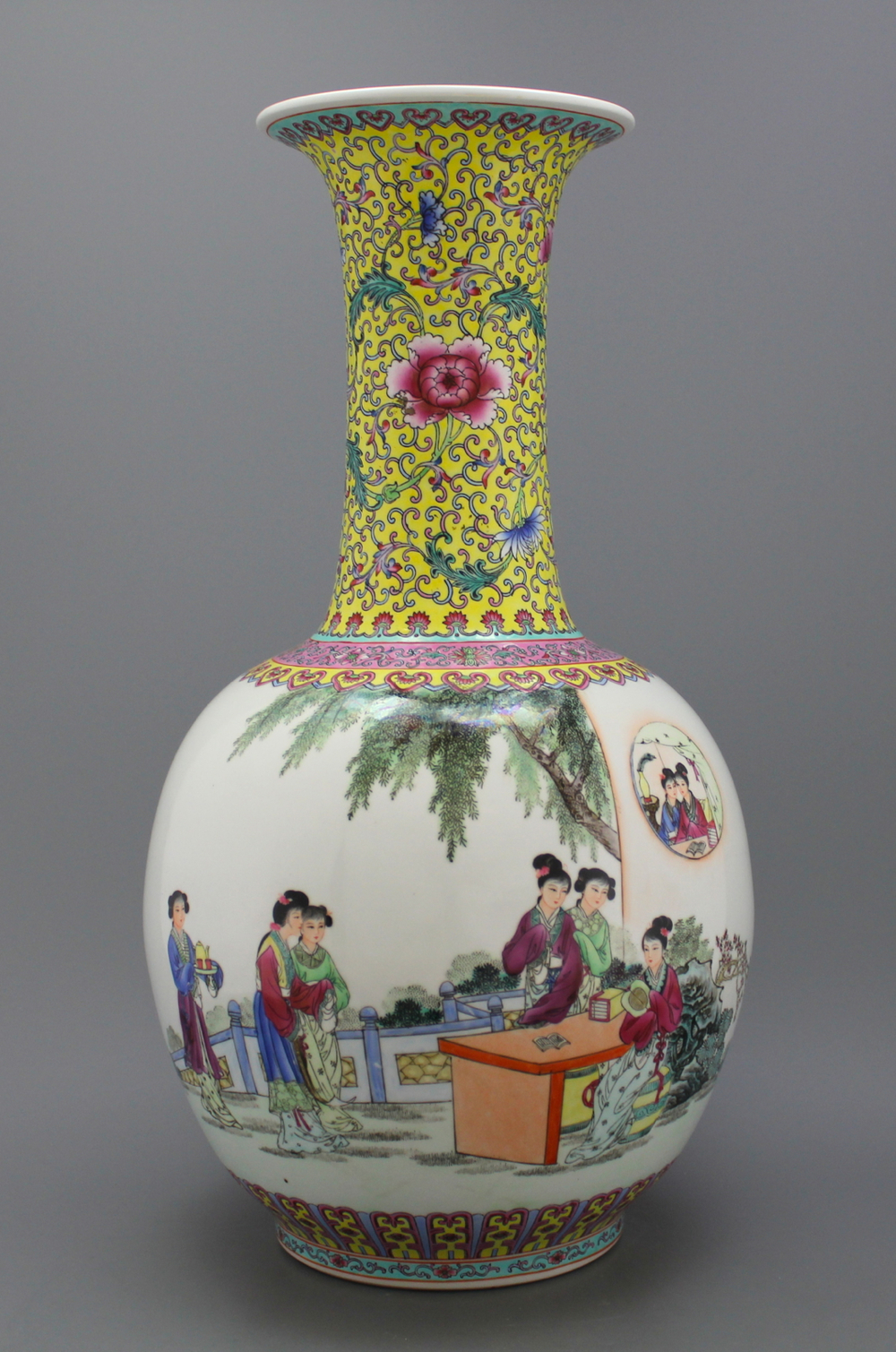 Grand vase de forme bouteille Tian qiu ping en porcelaine de Chine, famille rose, R&eacute;publique, 20e