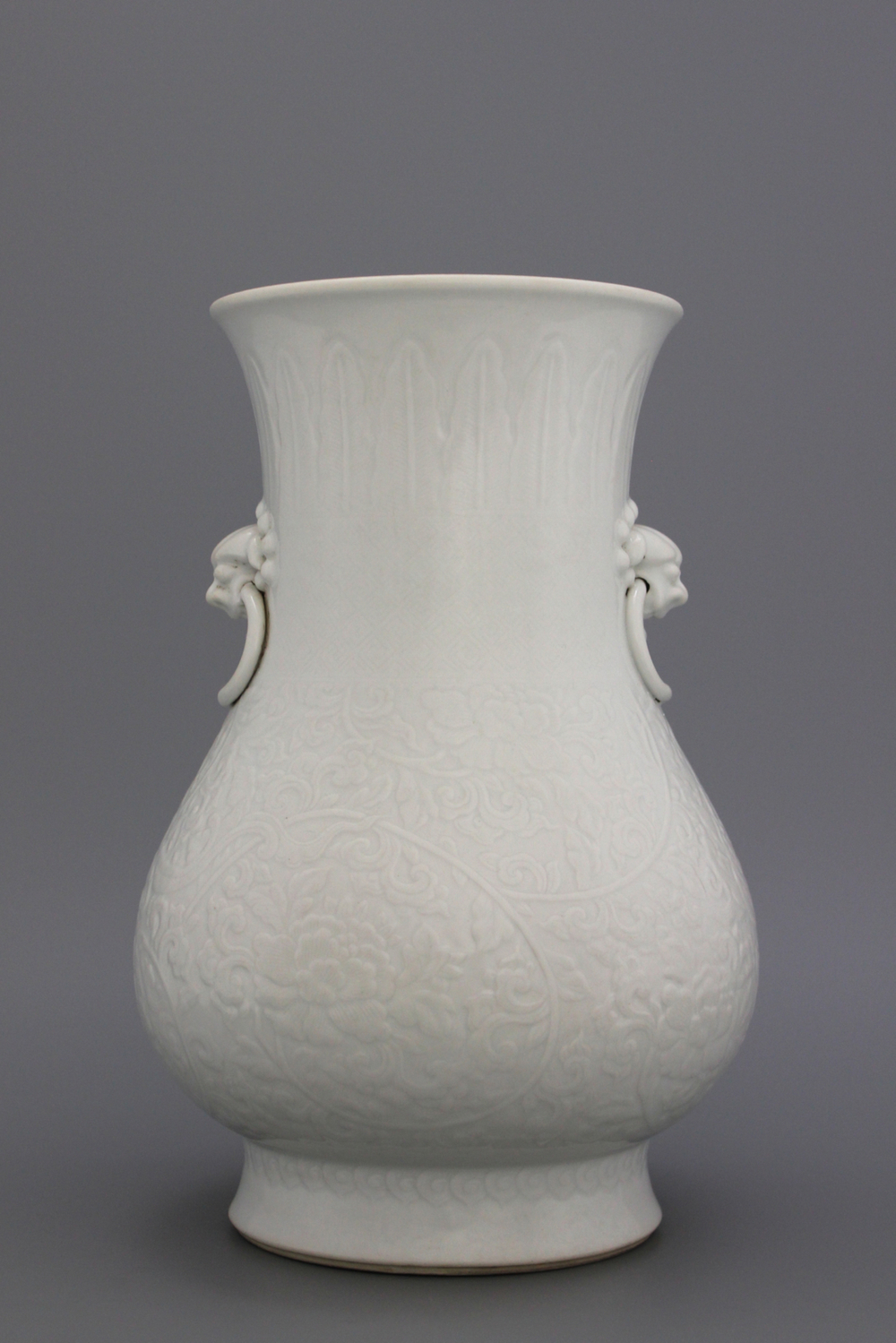 Hu-vormige vaas in blanc de chine, Chinees porselein, met ingekerfd Anhua-decor, 18e-19e eeuw
