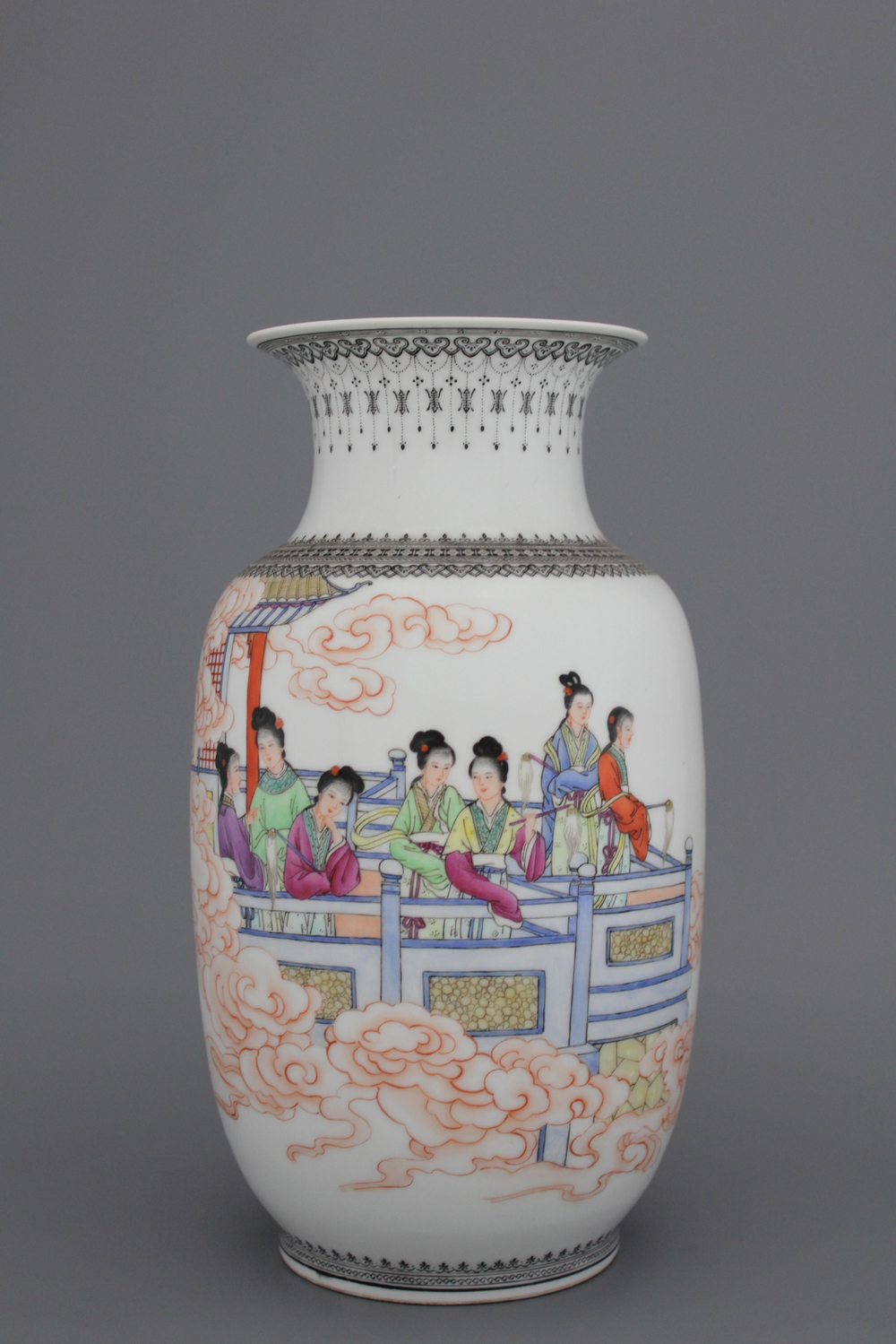 Vaas in Chinees porselein, famille rose, Republiek, 20e eeuw