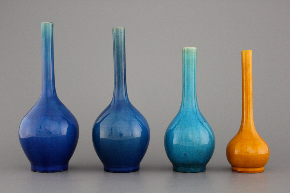 Lot van 4 Japanse polychrome flesvormige vazen, Awaji, 19e eeuw.