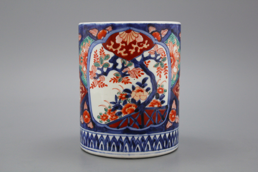 A Japanese Imari brush pot, 19th C.