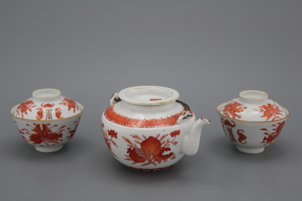 A Chinese porcelain tea pot and a pair of cups, 19th C.