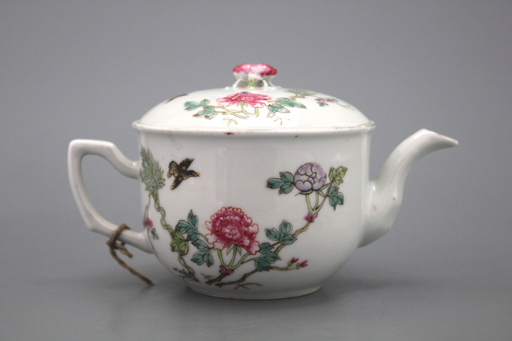 A Chinese porcelain famille rose tea pot, 19th C.