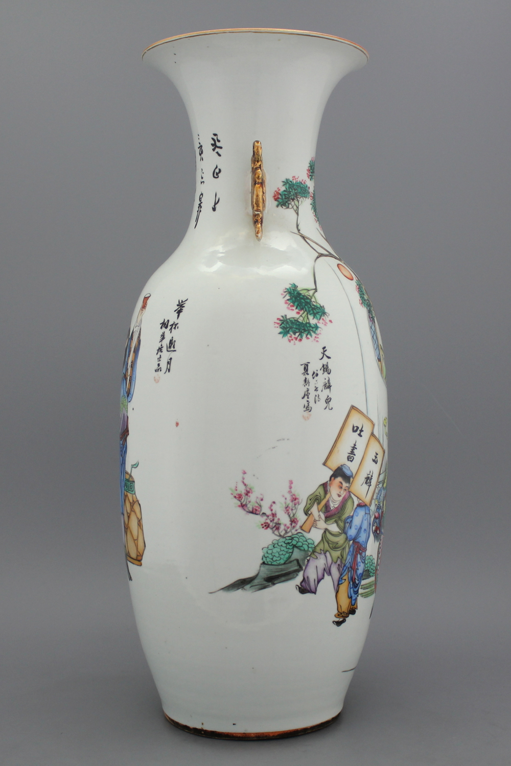 Vase tr&egrave;s fin avec anses dor&eacute;es en porclaine chinoise, 19e-20e
