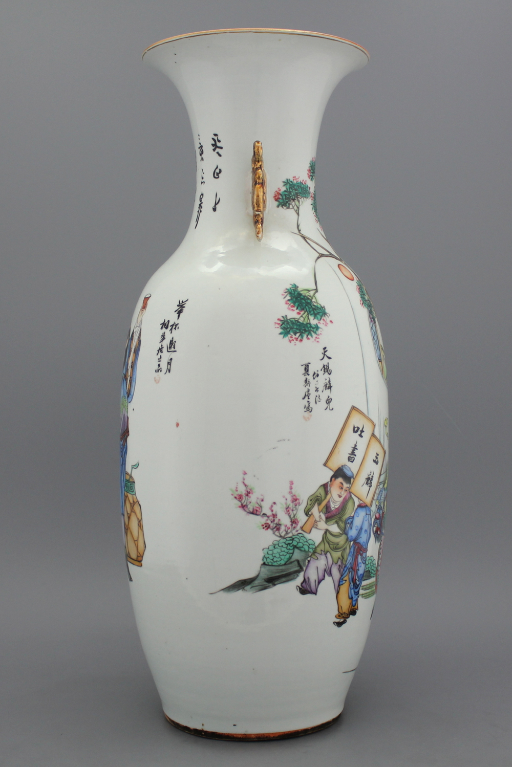 A fine Chinese porcelain vase with gilt handles, 19/20th C A fine Chinese porcelain vase with gilt handles, 19/20th C
