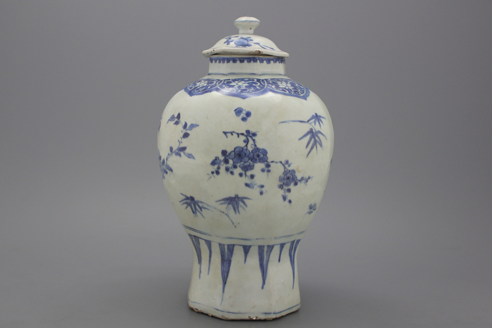 A transitional Chinese porcelain Hatcher cargo vase with flowers, 17th C.