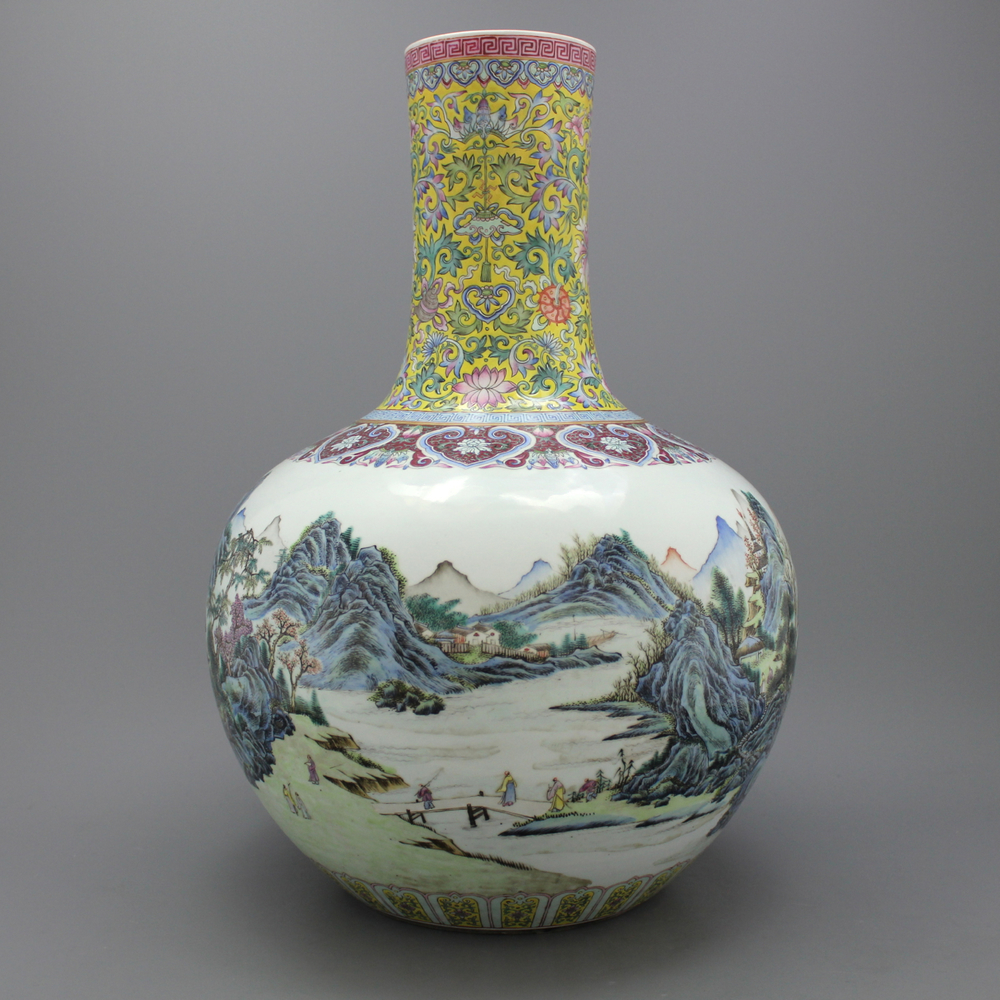 Bijzondere Chinese flesvormige Tian qiu ping vaas, famille rose, 19e eeuw
