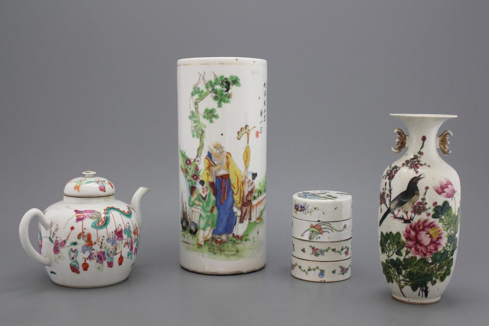 Lot van 4 verschillende voorwerpen in Chinees porselein, 19e en 20e eeuw