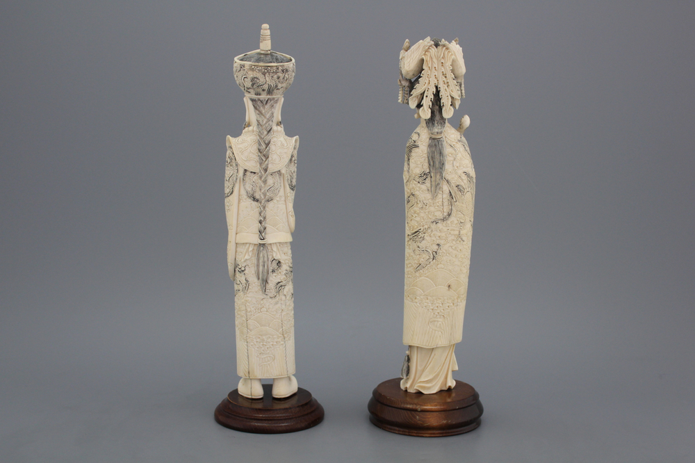 Paire de figures en ivoire sculpt&eacute;e repr&eacute;sentant un couple imp&eacute;riale, Chine, 1&egrave;re moiti&eacute; 20e