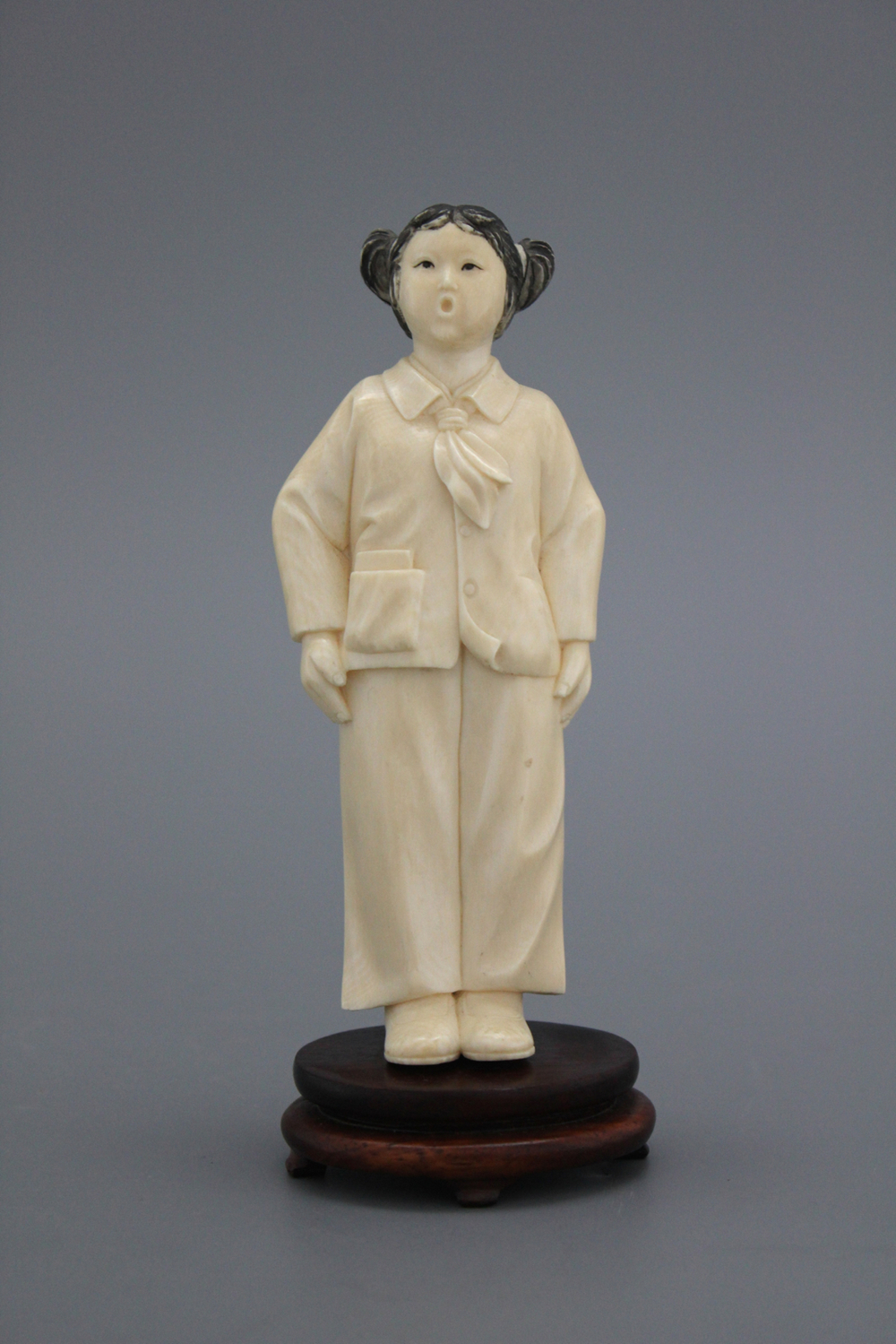 Une fille en ivoire sculpt&eacute;, Chine, R&eacute;volution Culturelle, 20e