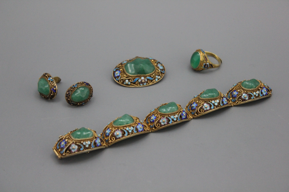 Doosje met diverse Chinese verguld zilver met jade sieraden, begin 20e