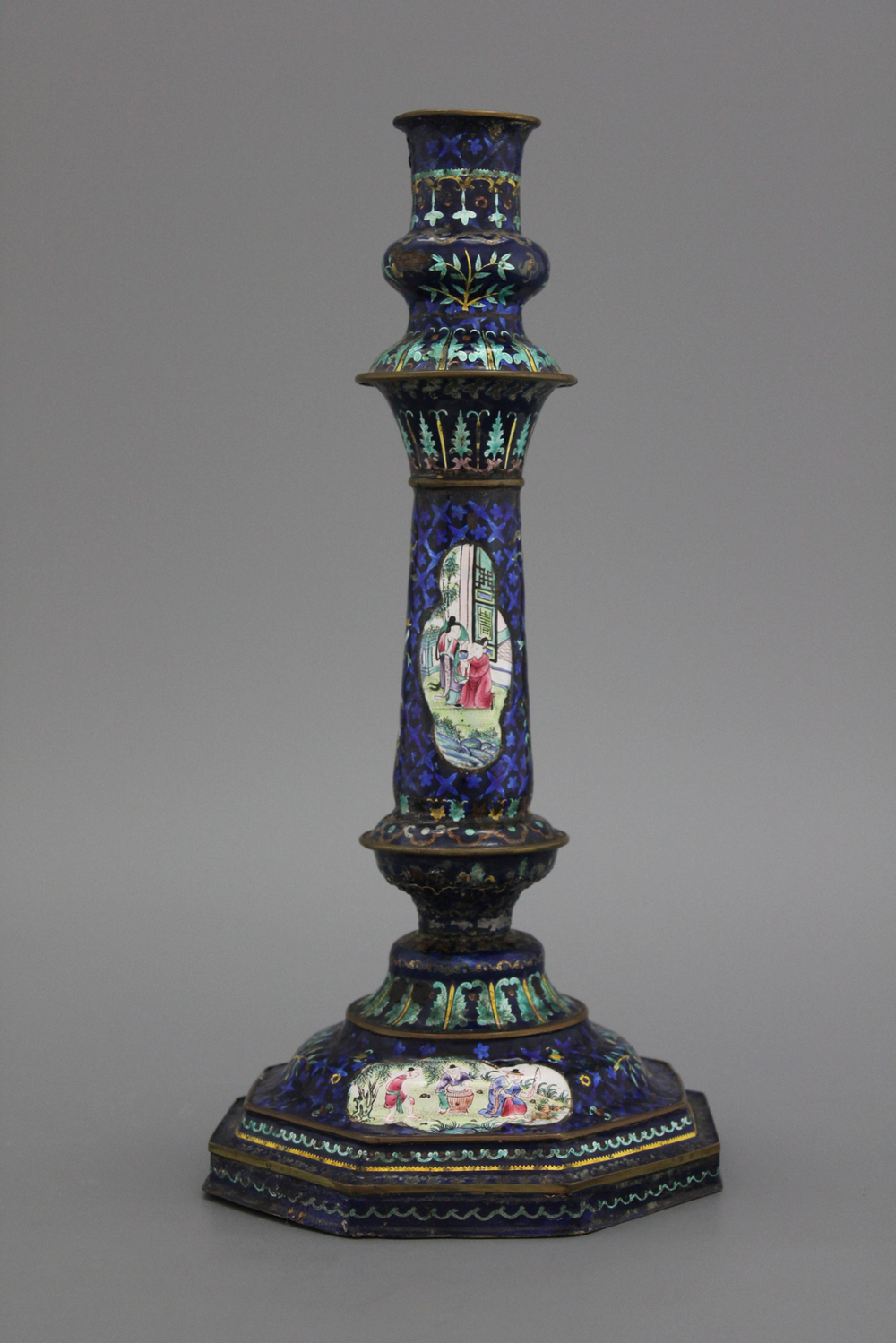 A Chinese Canton enamel candlestick, 18/19th C.