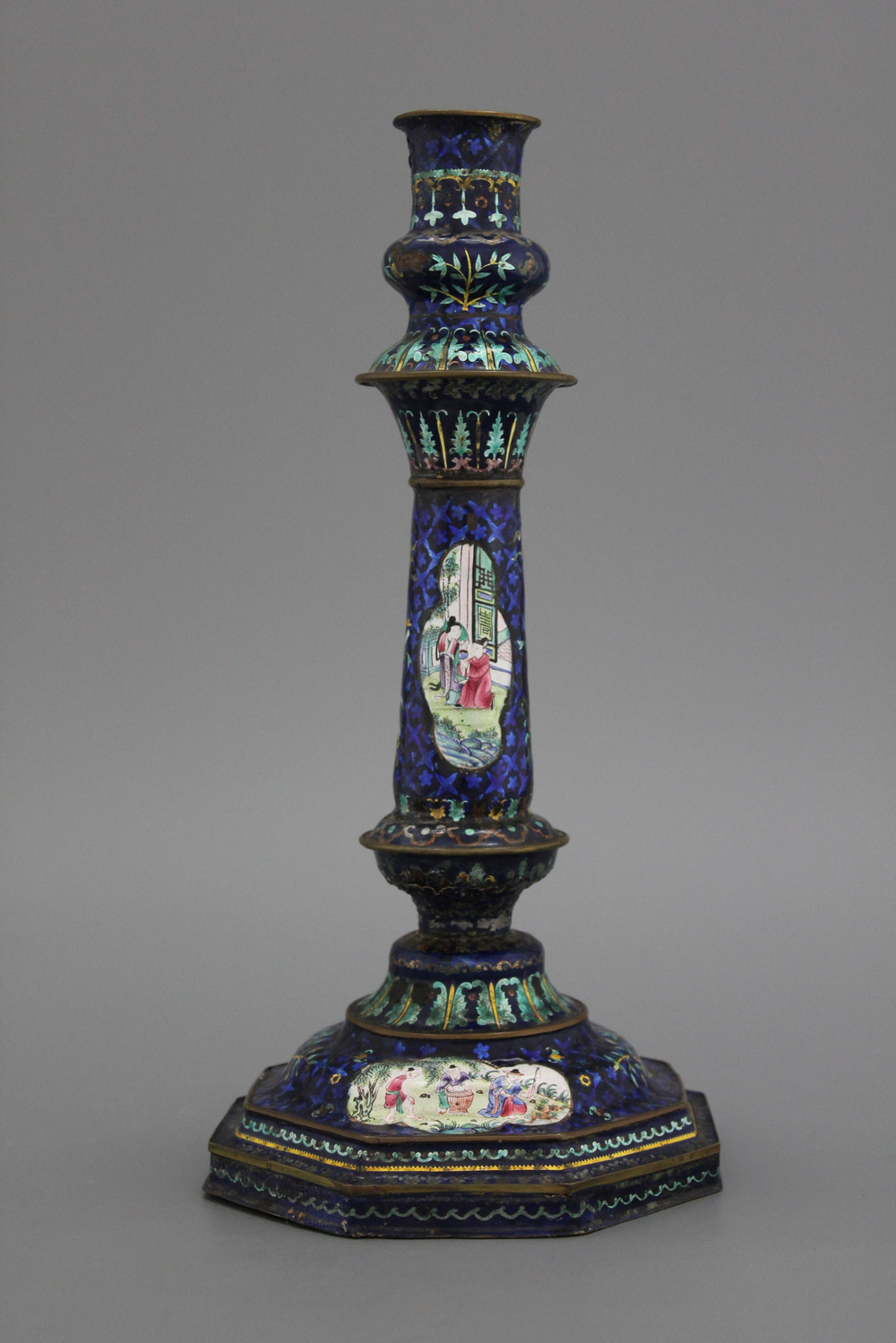 Kandelaar in Chinees emaille, Canton, 18/19e