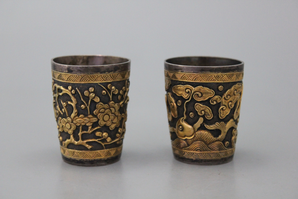 Paar Chinese zilveren en gouden wijn cup, ca. 1900