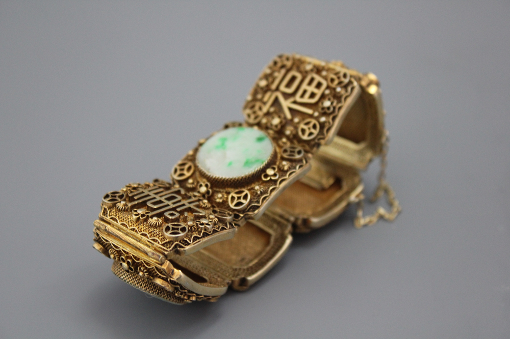 A Chinese gilt silver and jadeite bracelet, early 20th C.