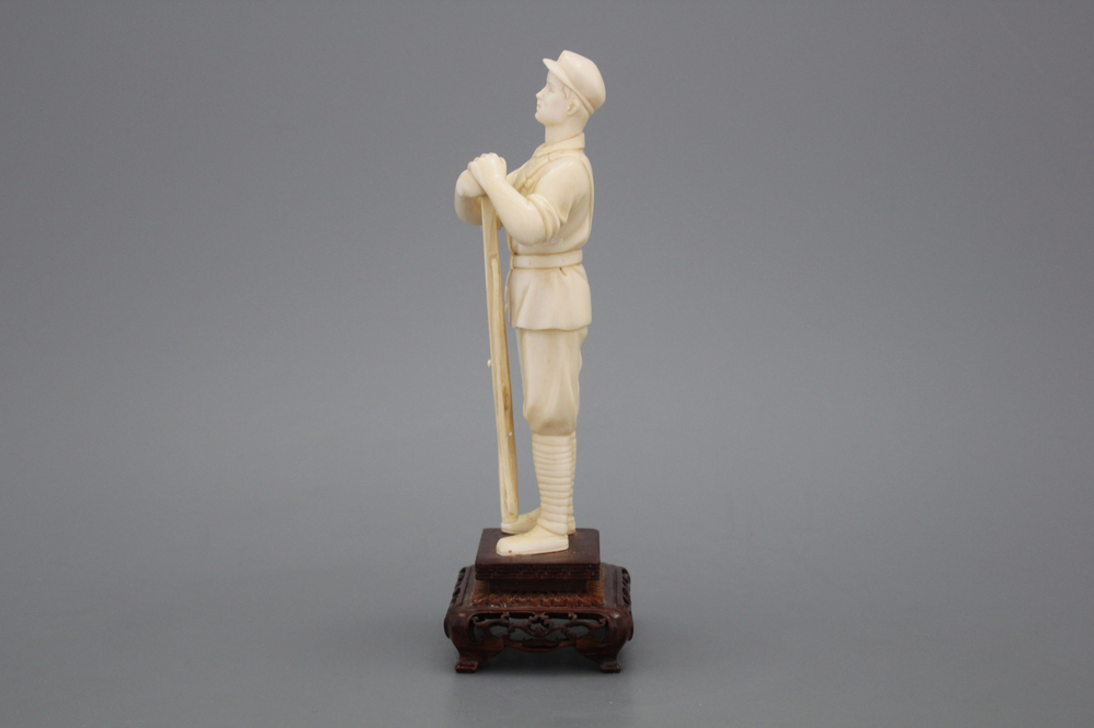 Figure en ivoire d'un soldat  avec fusille, R&eacute;volution Culturelle, 20e