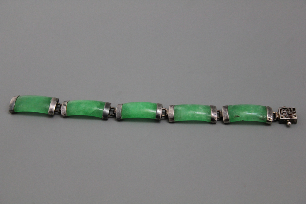 Ensemble en jade chinois: deux bracelets et une broche