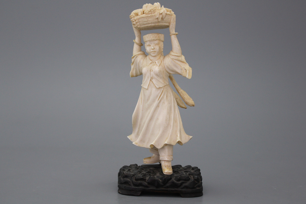 Une fille en ivoire sculpt&eacute; chinois, R&eacute;volution Culturelle, 20e