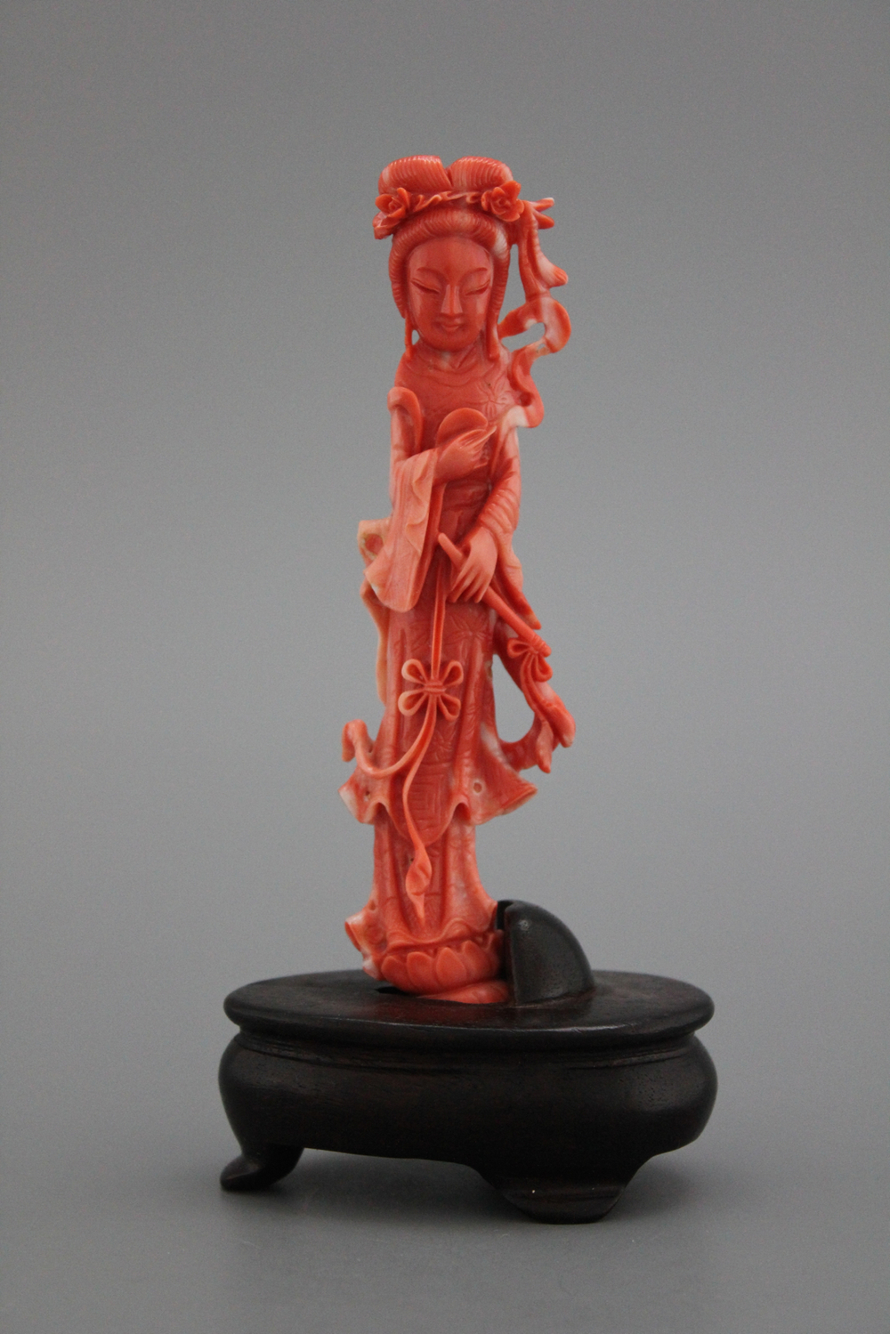 A carved Chinese red coral figure of a guanyin, 19/20th C.