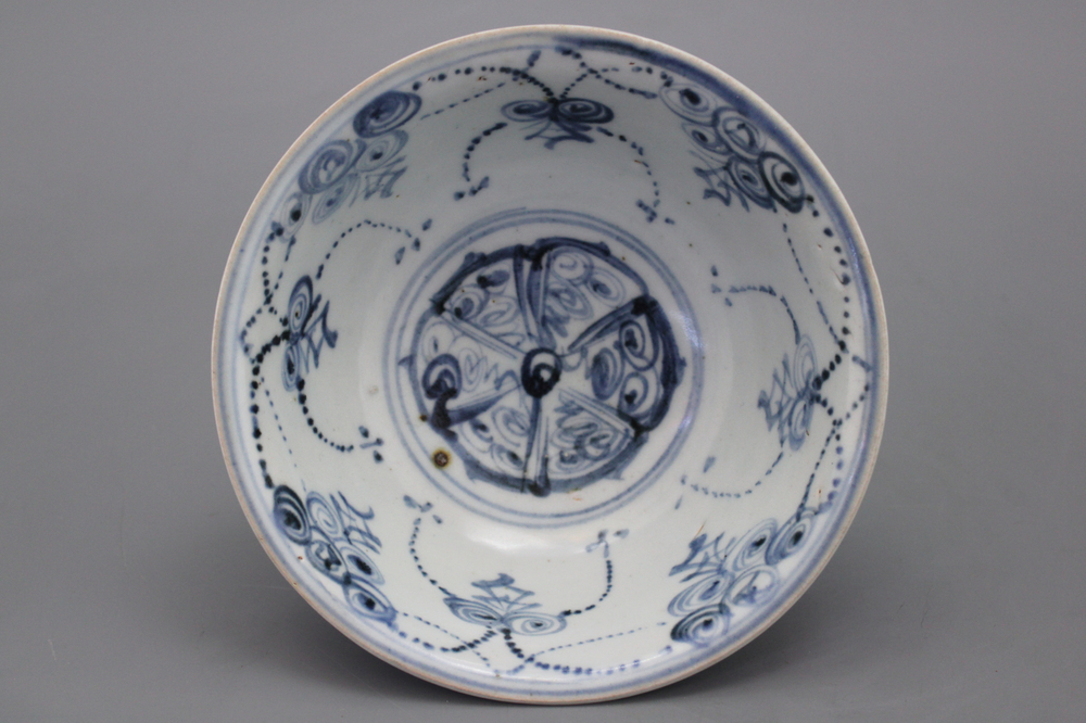 Een blauw-witte kom, Chineer porselein, Ming dynastie