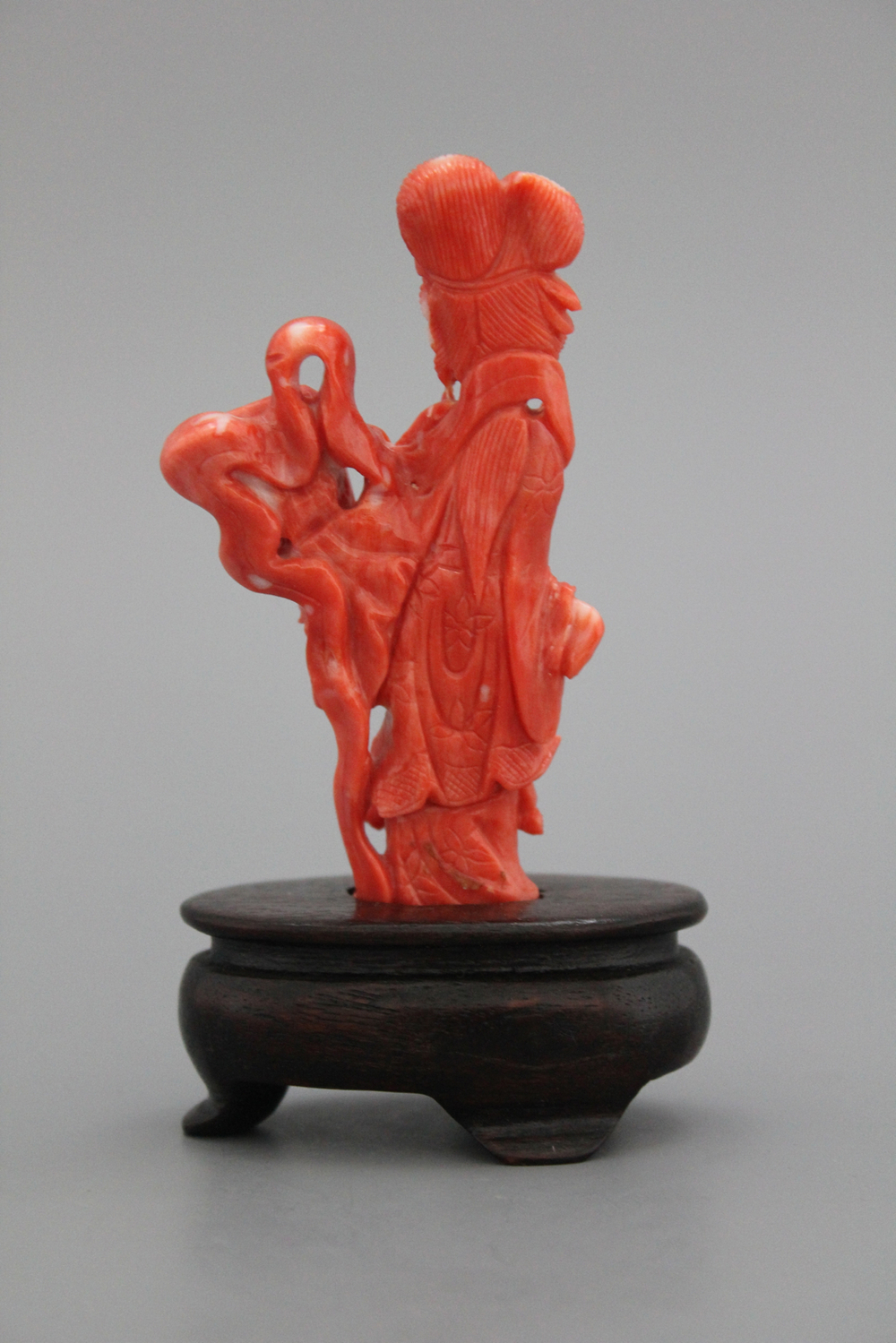 Sculpture d'une Guanyin, corail rouge, Chine, 19e