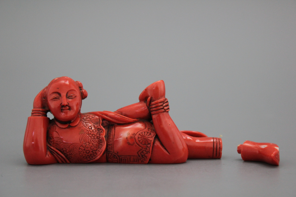 A carved Chinese red coral snuff bottle as a reclining lady, 18/19th C.