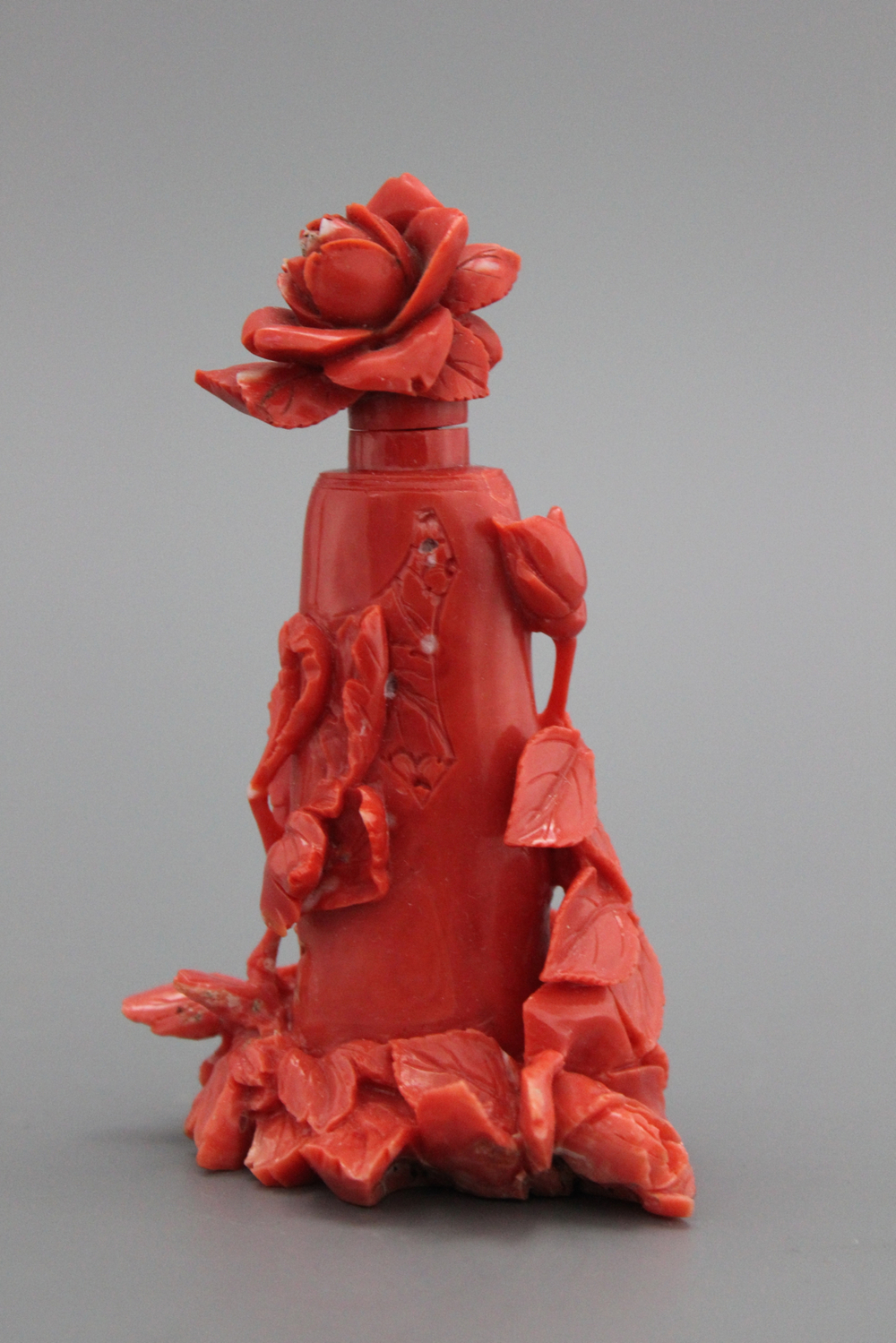 Tabati&egrave;re chinoise en corail en forme de vase fleurie, 19e