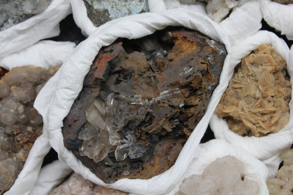 Doos met diverse mineralen en halfedelstenen