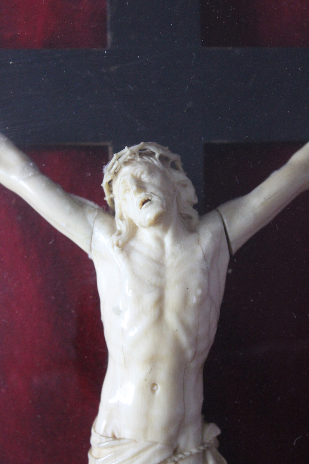 Christ en ivoire sculpt&eacute;, carde en verre bomb&eacute;, 19e