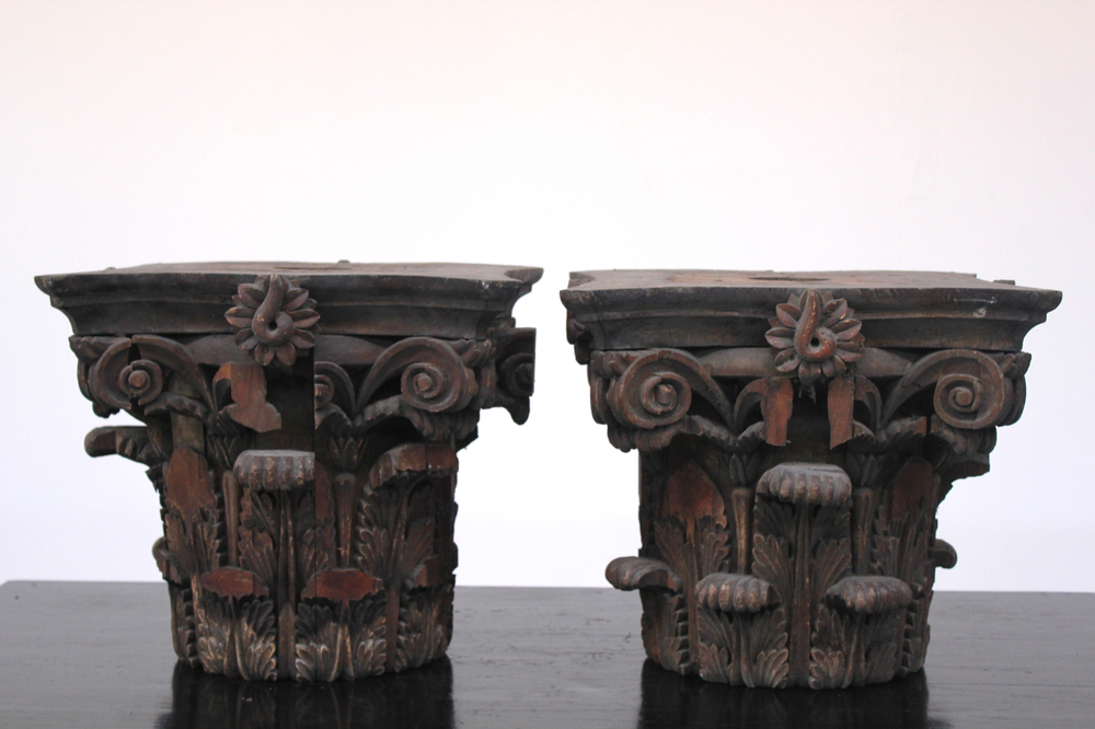 A pair of large wooden capitals, after the antique, workshop De Wispelaere, Bruges, 1st half 20th C.