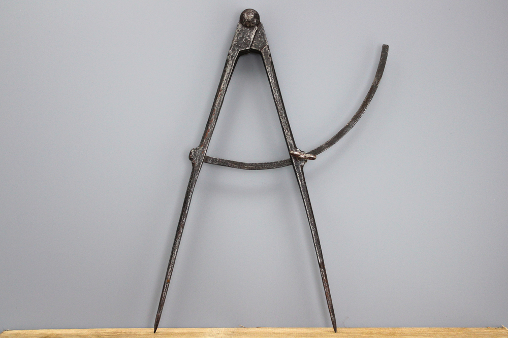 A large pair of iron compass dividers, 17/18th C.