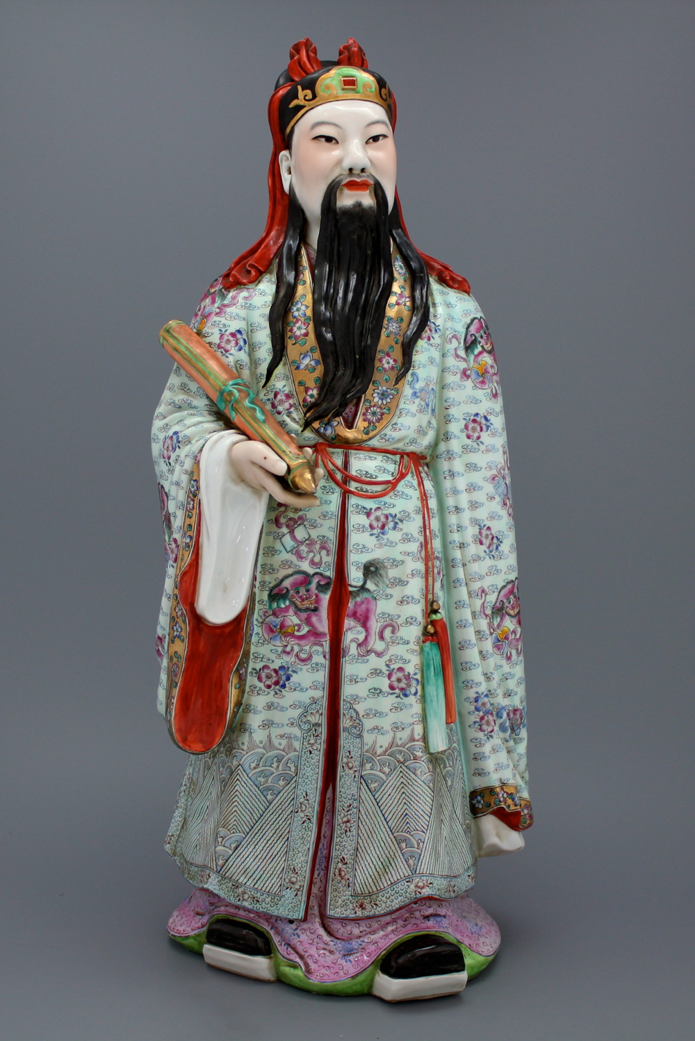 Grote figuur van een 'Onsterfelijke' in Chinees porselein, famille rose, Republiek