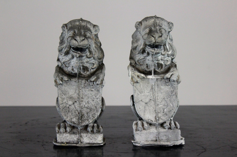 Paire de moulages en pl&acirc;tre de lions, atelier De Wispelaere, Bruges, 1e moiti&eacute; 20e