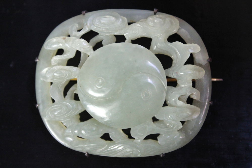 Broche in gesculpteerde Chinees nefriet jade, mogelijk Ming dynastie