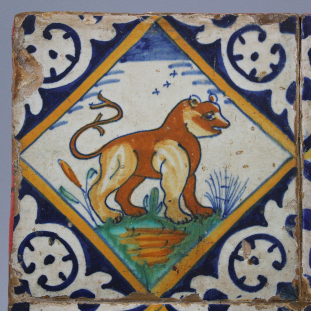 Lot de 4 carreaux en majolique hollandaise, d&eacute;cors d'animaux: un &eacute;l&eacute;phant, chat ou tigre, ours et chien, env. 1600