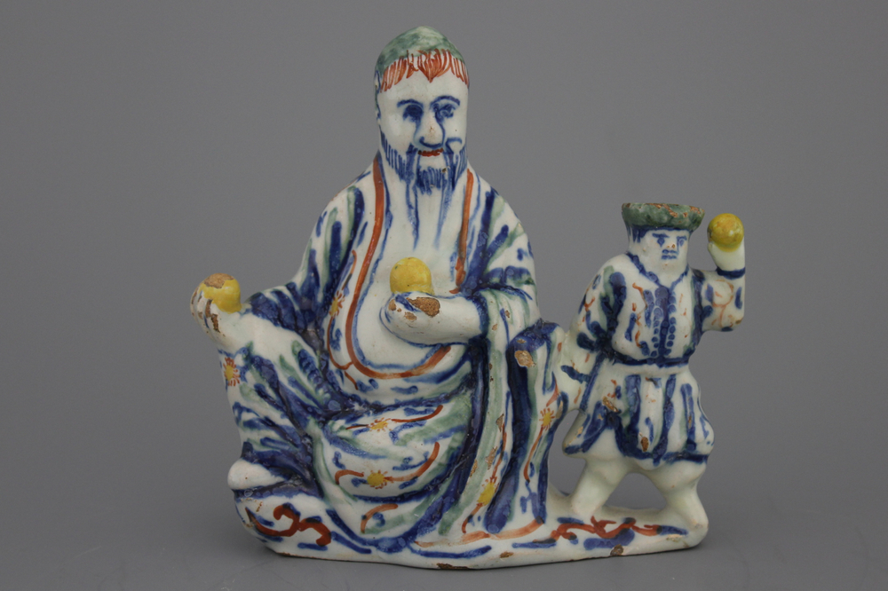 Een groep in polychroom Delfts aardewerk met twee Chinese figuren, 18e eeuw