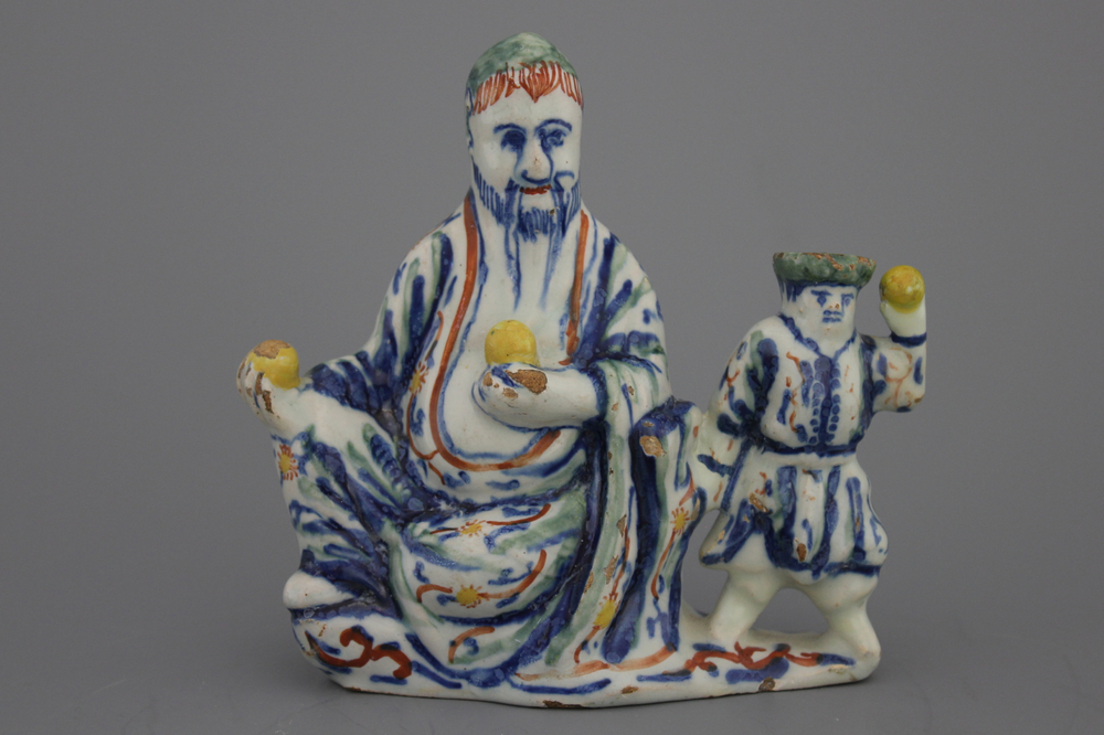 Une groupe en fa&iuml;ence de Delft polychrome, 18&egrave;me