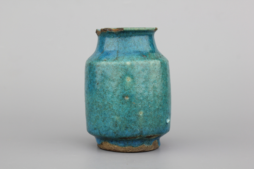 Albarello en gla&ccedil;ure turquoise, probablement Kashan, 13e