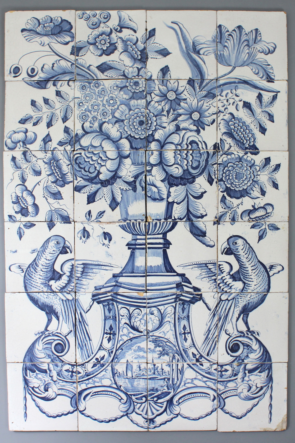 Grand carreau mural en Delft, d&eacute;cor vase &agrave; fleurs, la Frise, 18e