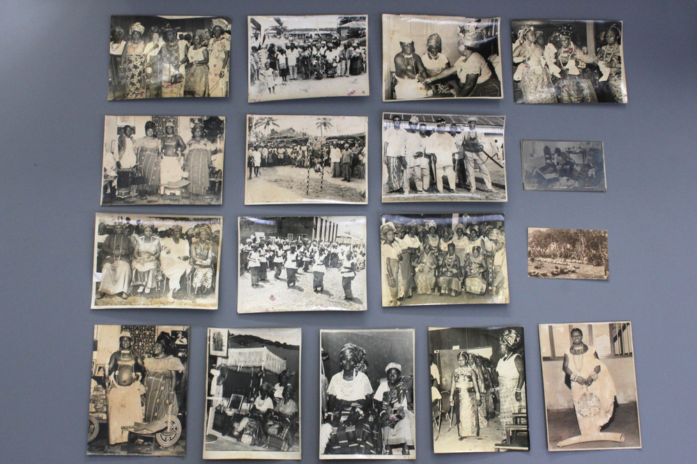 Verzameling van 17 zwart-wit fotos in groot formaat, Nigeria, midden 20e eeuw