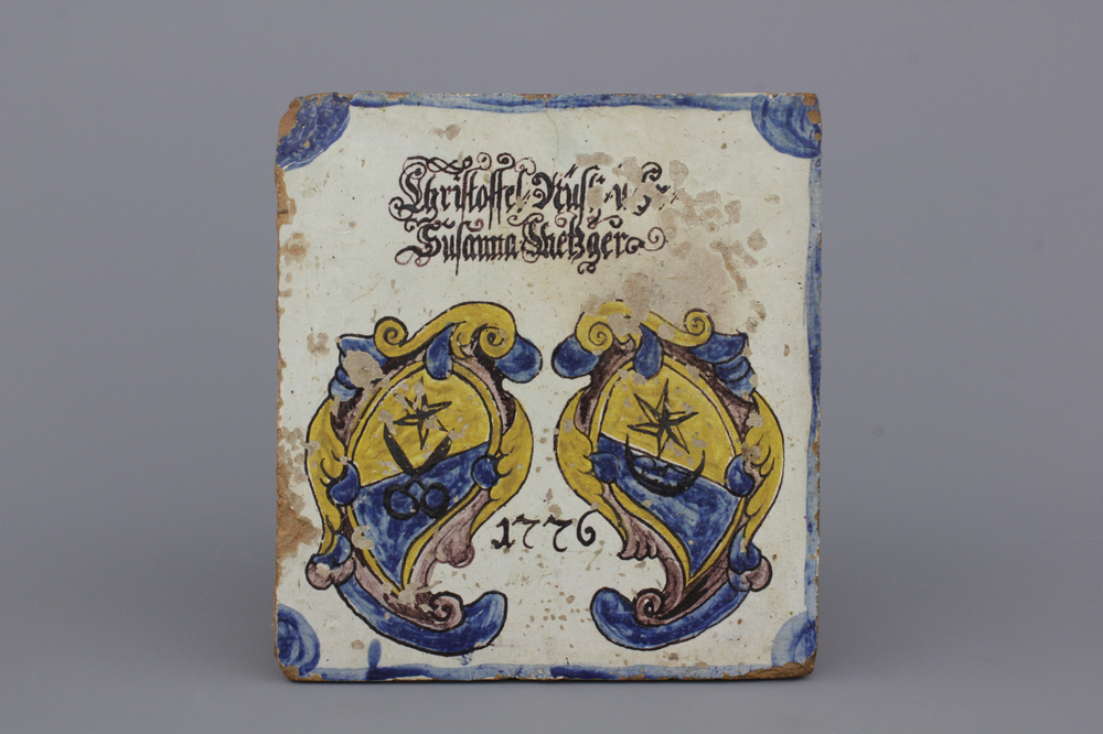 Duitse kacheltegel met wapenschild en inscriptie, gedateerd 1776