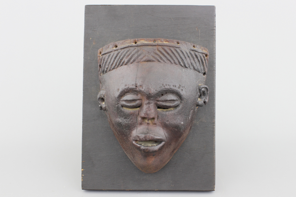 Afrikaans in hout gesculpteerd Chowke masker, gemonteerd op houten paneel, vroeg tot midden 20e eeuw