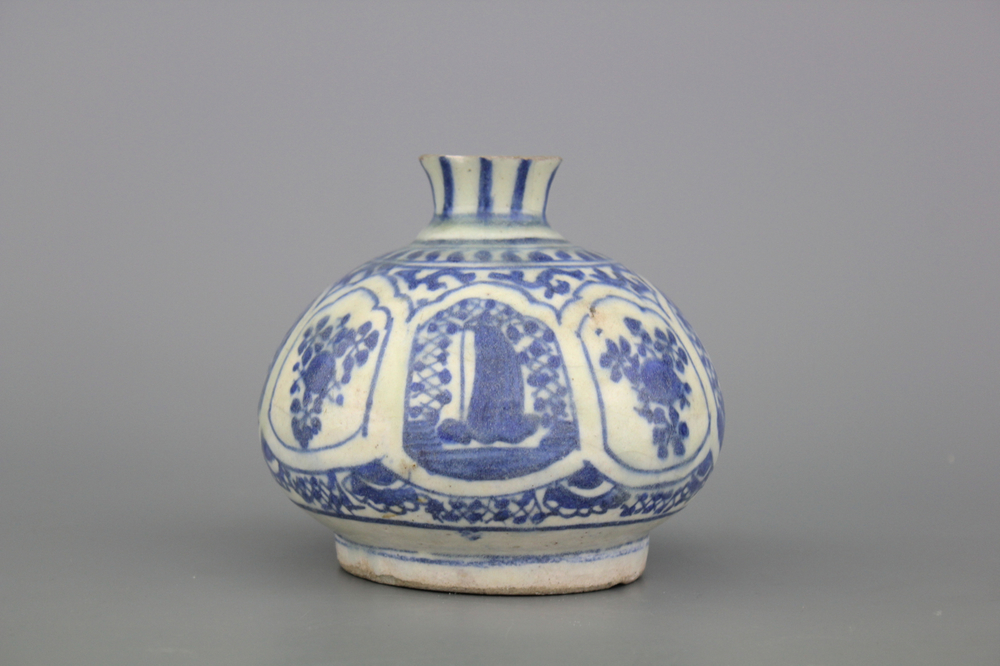 Blauw en witte Iraanse vaas in Chinese Ming stijl, Safavid, 17e eeuw