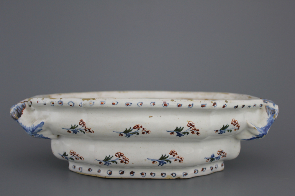 A Brussels faience tureen, decor &quot;A l'haie fleurie&quot;, 18th C.